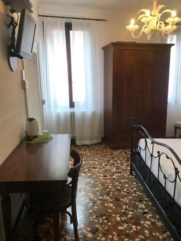 B&B Al Teatro With Canal View Венеция Экстерьер фото